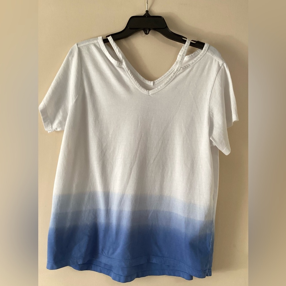 Willow & Sage Blue and Short Sleeve White Ombré Women’s V-neck Top. XL